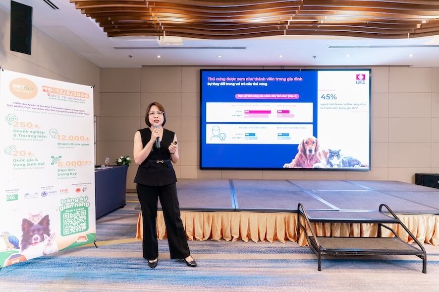 Thuyen Vu, CMO of TGM Research, presenting pet ownership data at the Petfair Vietnam Talk Series 2026